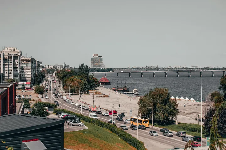 Вид на Дніпро з мостом і забудовою набережної