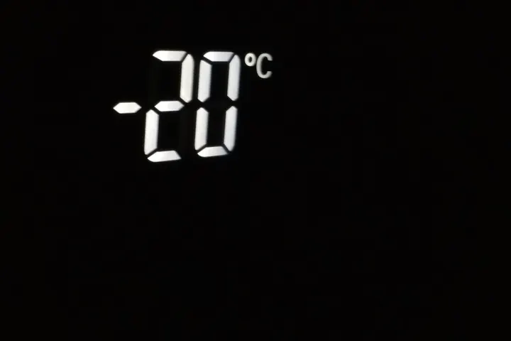 Дисплей холодильника: +4 °C у камері та −20 °C у морозилці