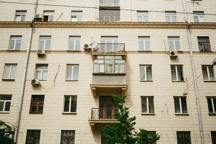 Фасад цегляної «сталінки» з балконами